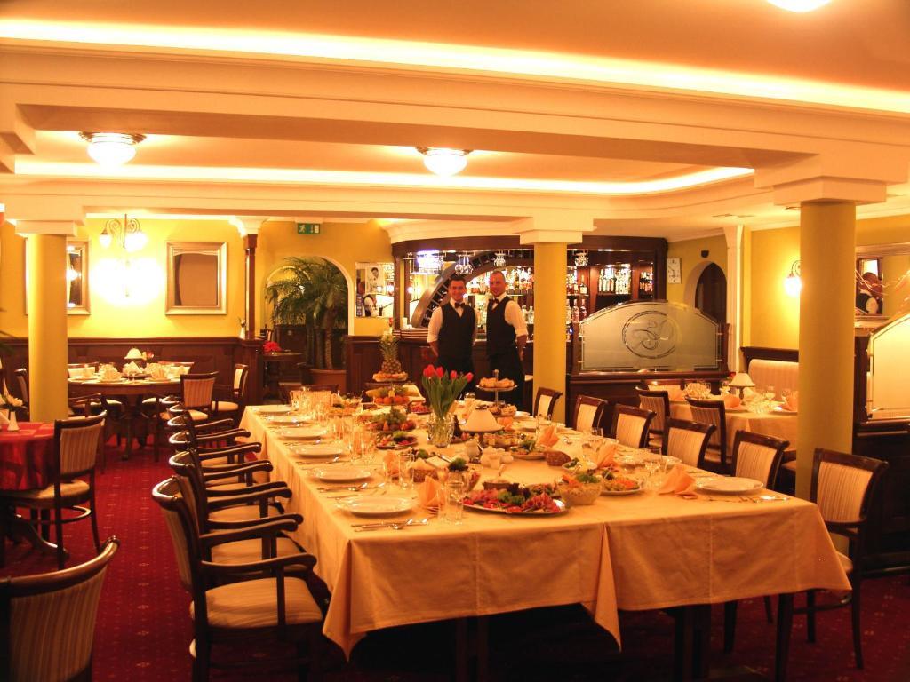 Hotel San Remo Zgierz Bagian luar foto