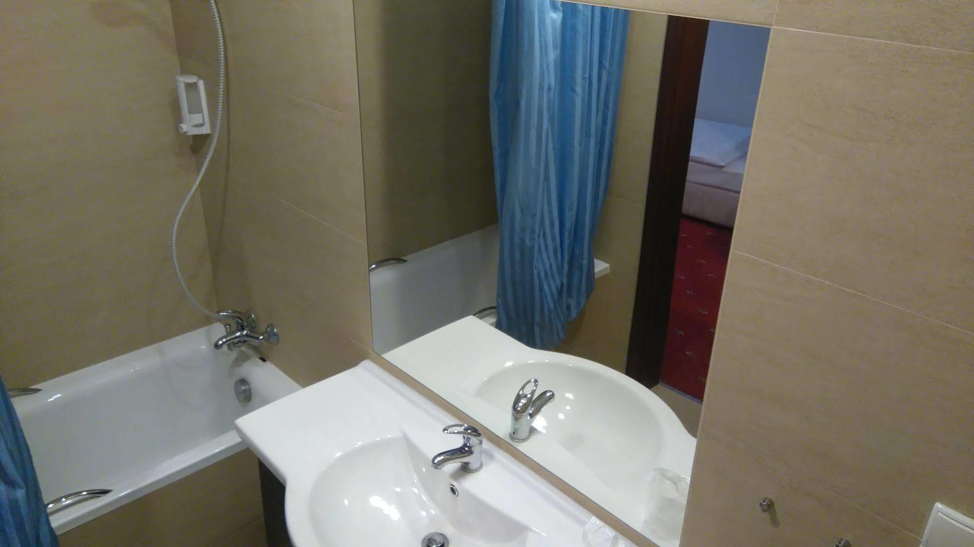 Hotel San Remo Zgierz Bagian luar foto
