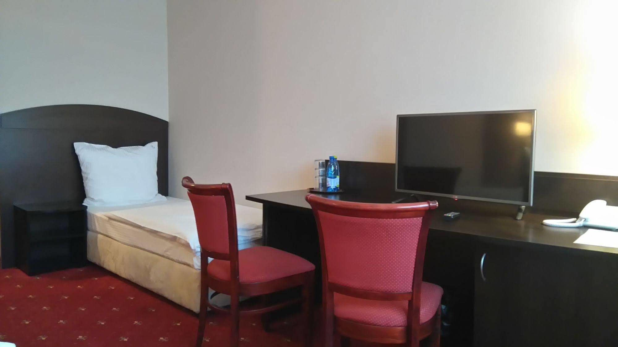 Hotel San Remo Zgierz Bagian luar foto